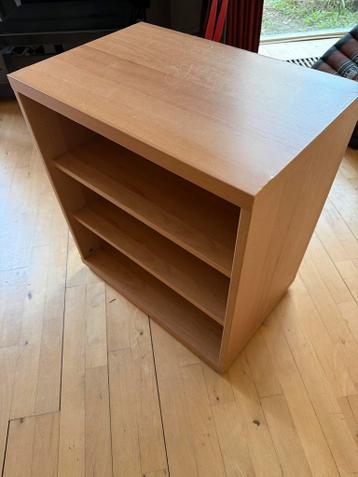 Houten kast met planken gratis af te haken.