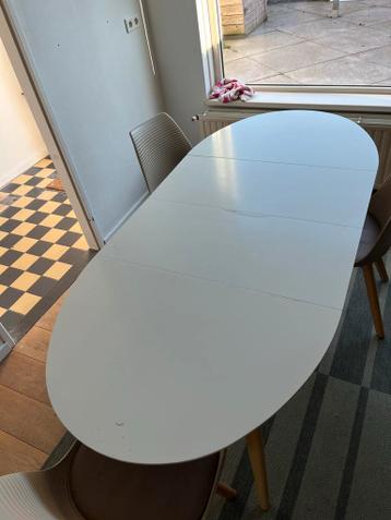 Uitschuiftafel met 3 stoelen