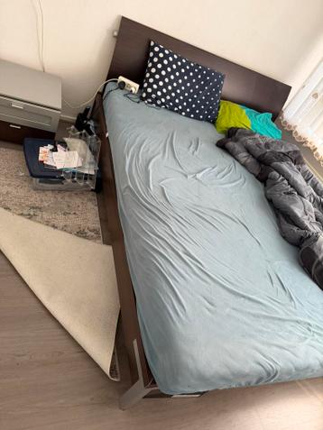 Bedframe met nachtkastjes gratis af te halen