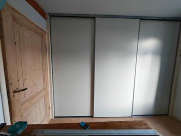 3 schuifdeuren (237x102cm), met rails. Gratis