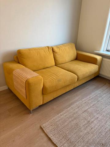 Gratis op te halen: Comfortabele gele bank. Vanaf ma 23-03.