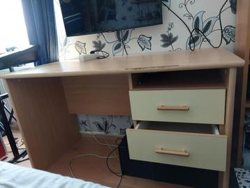 Gebruikt computer bureau met lades