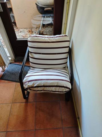 Stoel met gestreepte kussens