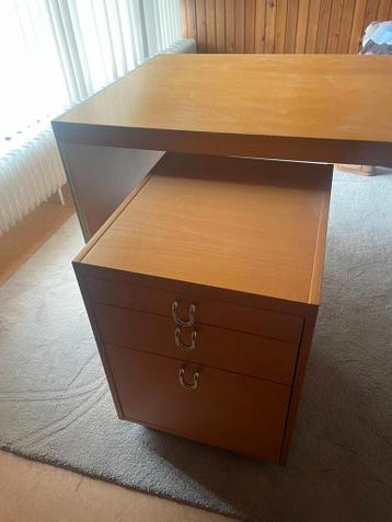 Houten bureau met ladeblok