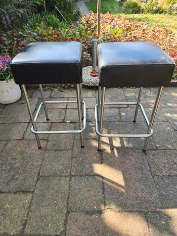 2 barkrukken met zwarte zitting