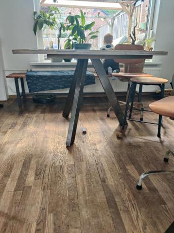 Tafel met driepoot onderstel en visgraat blad