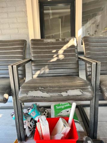 4 stevige stoelen om opnieuw te stofferen