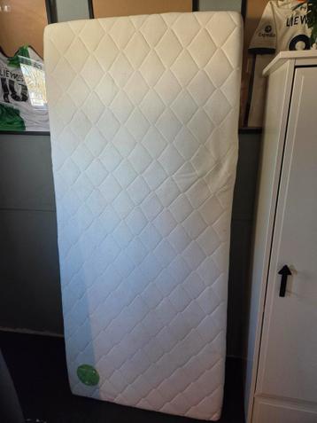 Matras 90x200 stevig, hoes afritsbaar en wasbaar