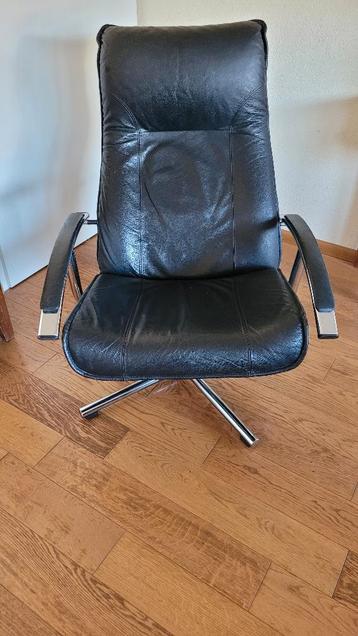 Aangeboden draaistoel zwart leer