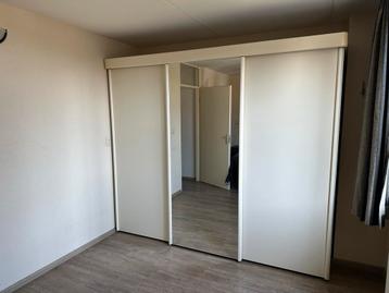 Witte kledingkast met schuifdeuren en spiegel