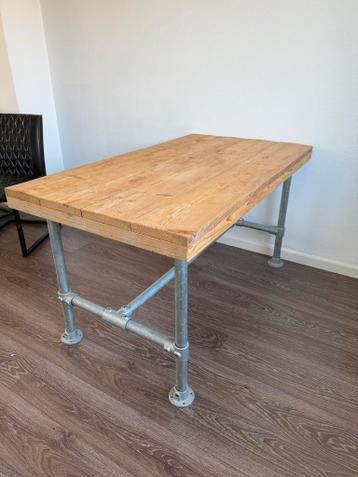 Houten eettafel met steigerbuizen (140x87,5 cm) voor 4 pers.