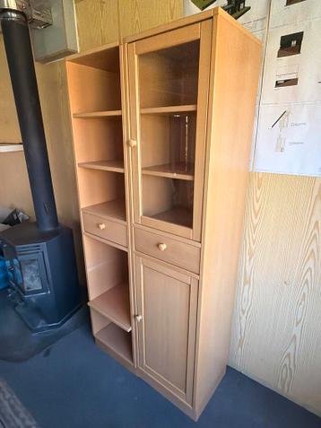 Vitrinekast met lades en deurtjes