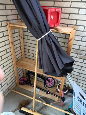 Kleine IKEA Ivar kast met extra planken en flessenrek