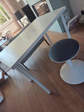 Wit bureau met in hoogte verstelbare kruk