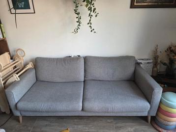 2,5-zits bank, grijs, 2,1m breed. Gratis af te halen