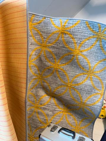 Gratis tapijt: Grijs met geel geometrisch patroon