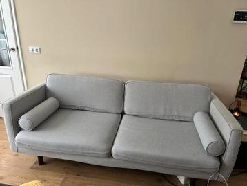 Comfortabele driezitsbank in lichtgrijze stof