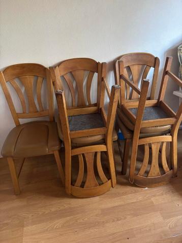 Zes eikenhouten stoelen