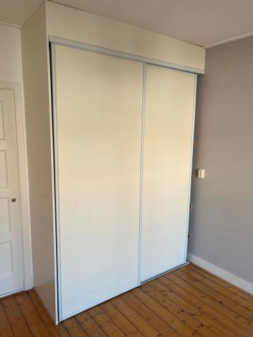 Inbouwkast met schuifdeuren, planken en kledingroede