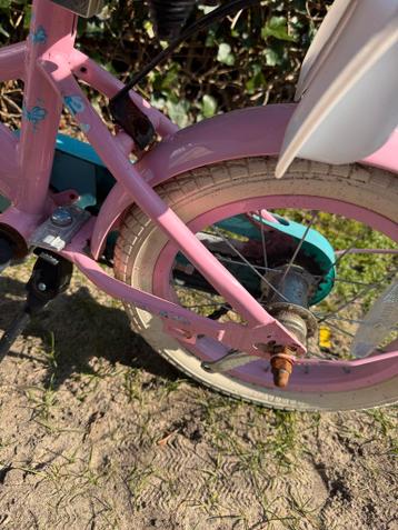 Gratis roze 14 inch meisjesfiets met kinderzitje en mandje