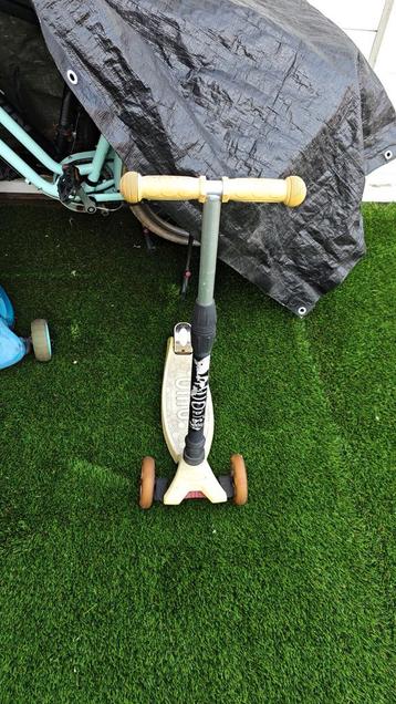 Gele step met drie wielen