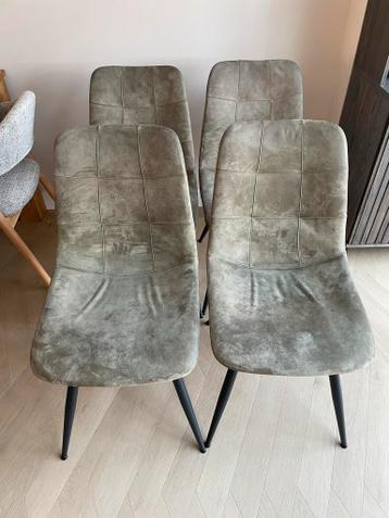 Gratis! Vier donkergroene stoelen