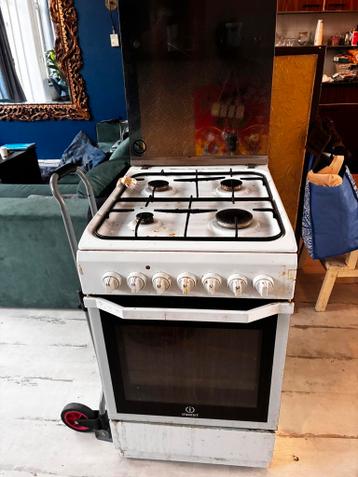 Gasfornuis Indesit + oven (gratis af te halen)