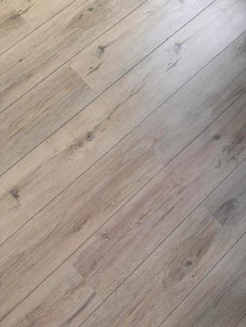 Mooi laminaat met houtlook - ongeveer 40 m2