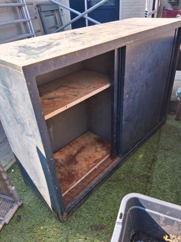 Stalen kast met schuifdeuren en ijzeren legplanken