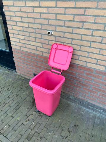Roze prullenbak met wielen