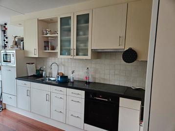 Crèmekleurige keuken zonder apparatuur