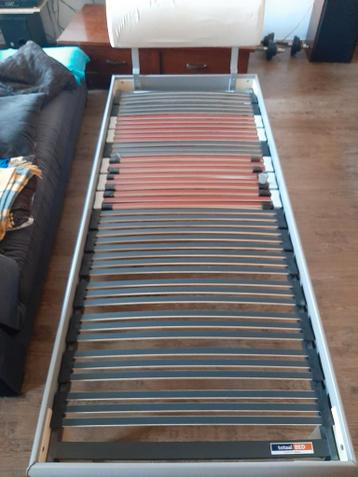 Eenpersoons bedframe 90x220 met lattenbodem