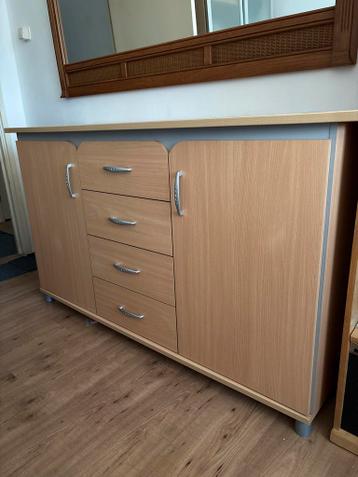 Gratis Dressoir MDF in goede staat 1 ste verdieping