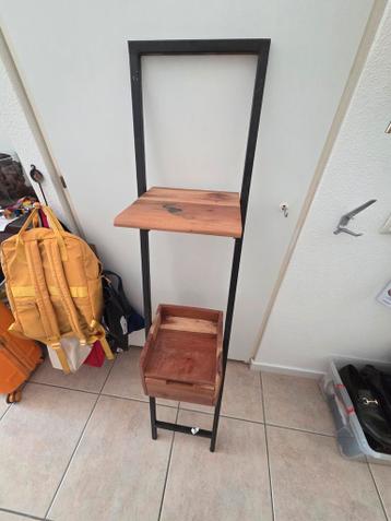 Houten ladekastje met metalen frame
