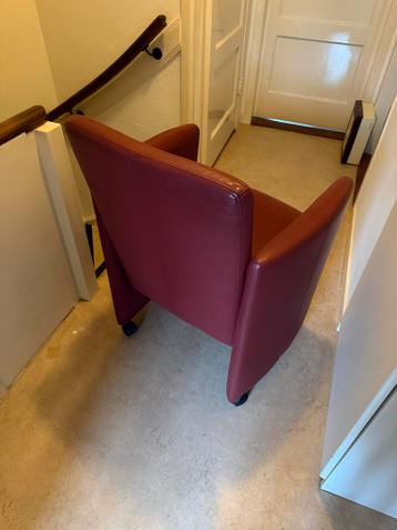 Twee roodleren stoelen gratis afhalen