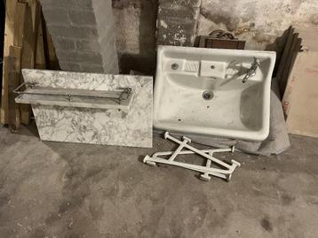 Vintage wastafel met marmeren planchet