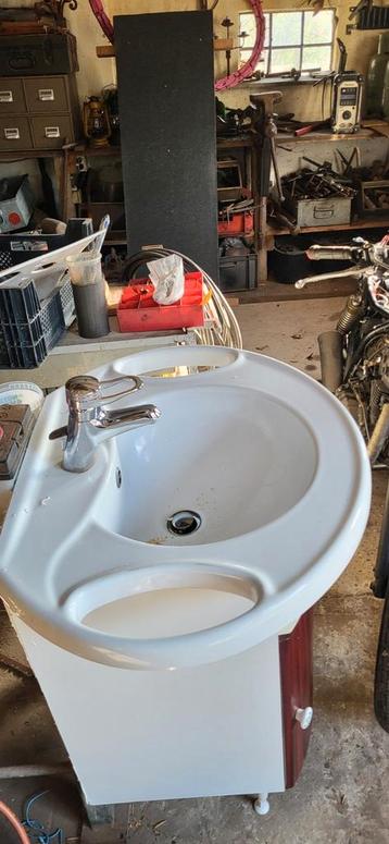 Wastafel met kraan en onderkast