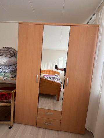 Kledingkast met spiegel en tienerbed