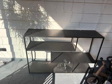 Moderne zwarte kast met planken