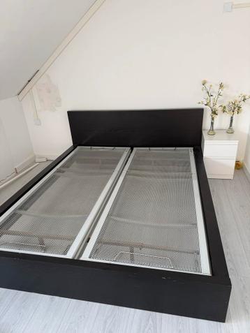 Zwart bedframe met bodems