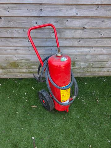 GRATIS 45kg poeder brandblusser op wielen