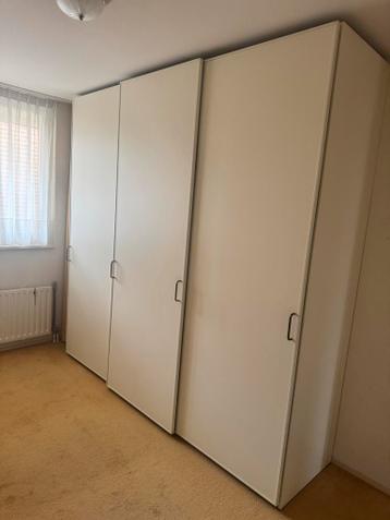 Grote kledingkast Gratis