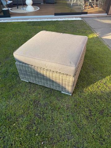 Gratis!! Comfortabele rotan poef met kussen