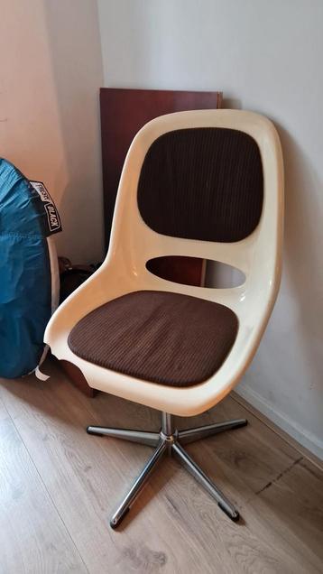 (Kapotte) Lockhausen plastic bureuastoel