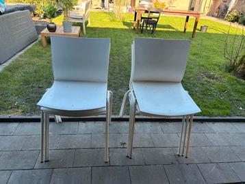 6 witte stapelstoelen