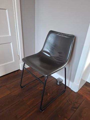 Zes stoelen met zwart metalen frame GRATIS