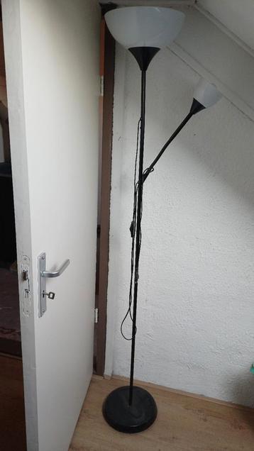 Staande vloerlamp met buigbare arm met lamp