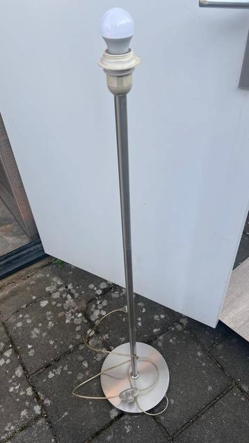Vloerlamp met metalen voet