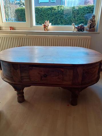 Houten salontafel met lades.