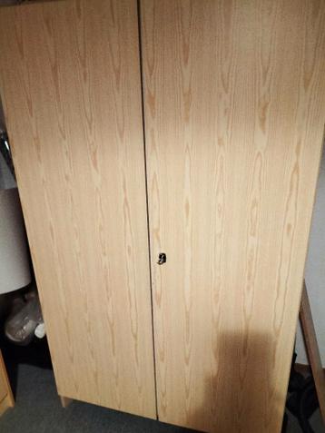 Kledingkast, 1.65 hoog, 2x 49 cm. breed